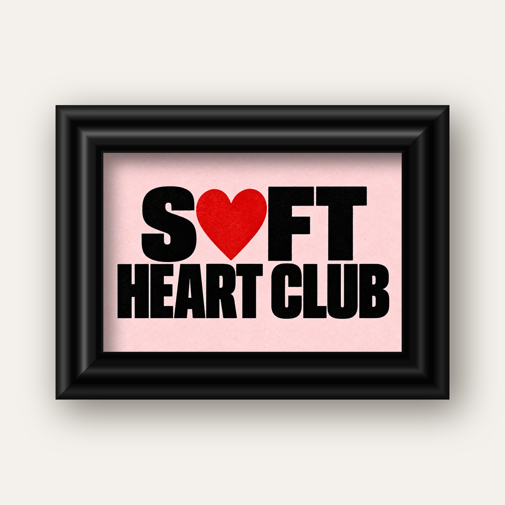 Soft Heart Club Tipografi ve Kalp İllüstrasyonlu Poster — siyah galeri çerçeveli