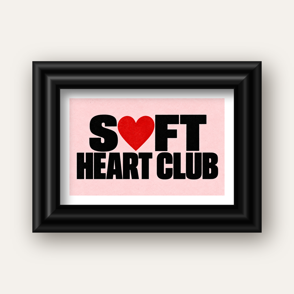 Soft Heart Club Tipografi ve Kalp İllüstrasyonlu Poster — siyah galeri çerçeveli paspartulu