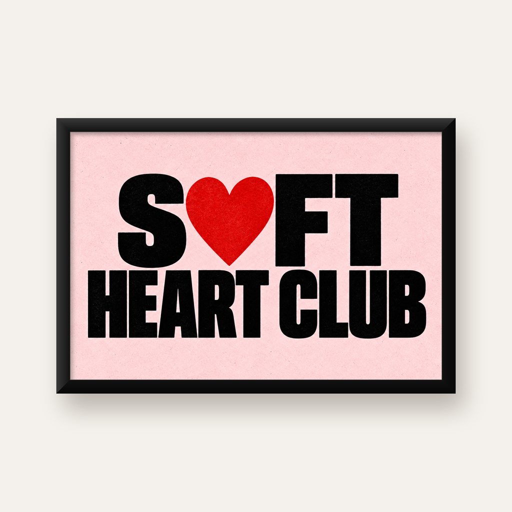 Soft Heart Club Tipografi ve Kalp İllüstrasyonlu Poster — Yatay baskı, düz siyah çerçeveli duvar posteri