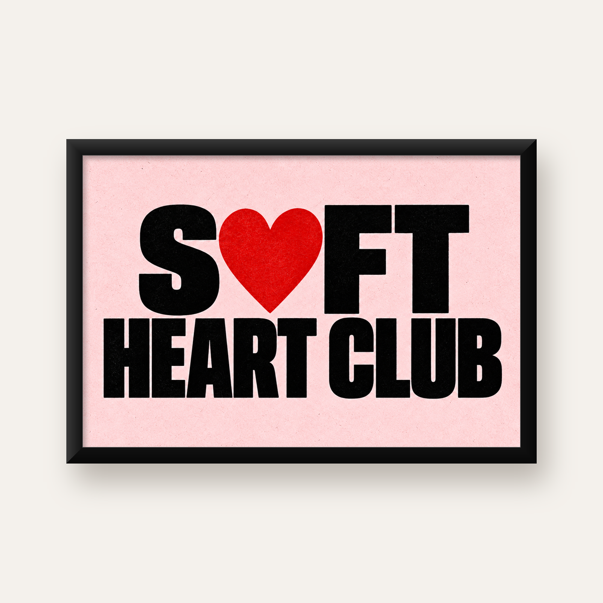 Soft Heart Club Tipografi ve Kalp İllüstrasyonlu Poster — Yatay baskı, düz siyah çerçeveli duvar posteri