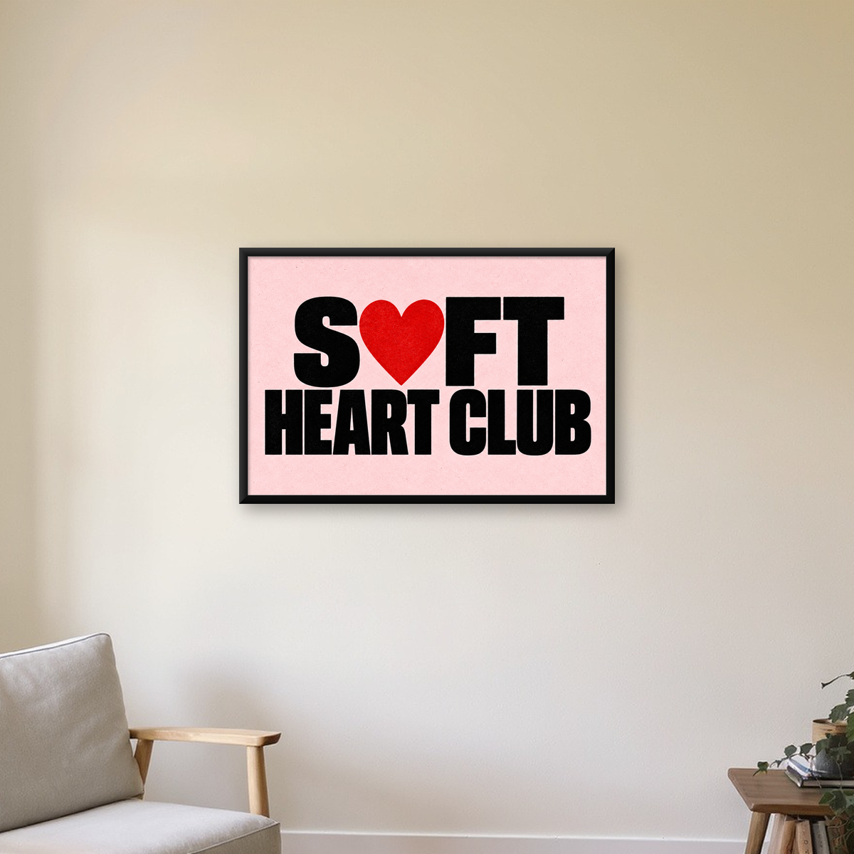 Soft Heart Club Tipografi ve Kalp İllüstrasyonlu Poster — Yatay baskı, çerçeveli hâliyle bir ev duvarında