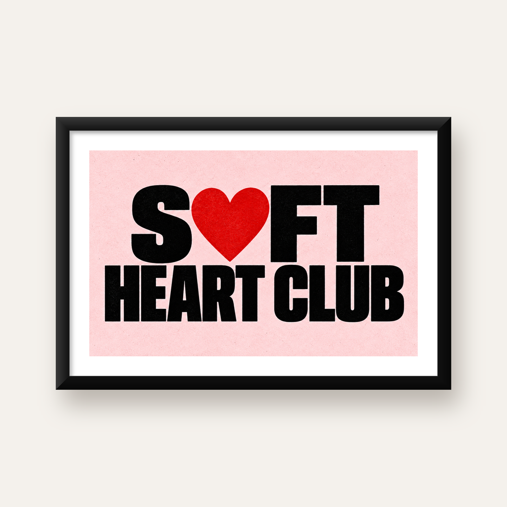 Soft Heart Club Tipografi ve Kalp İllüstrasyonlu Poster — Yatay baskı, beyaz kenar boşluklu