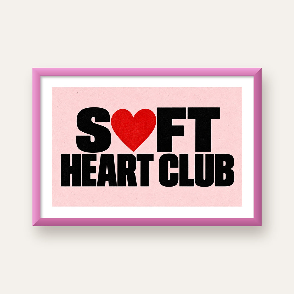 Soft Heart Club Tipografi ve Kalp İllüstrasyonlu Poster — pembe çerçeveli paspartulu