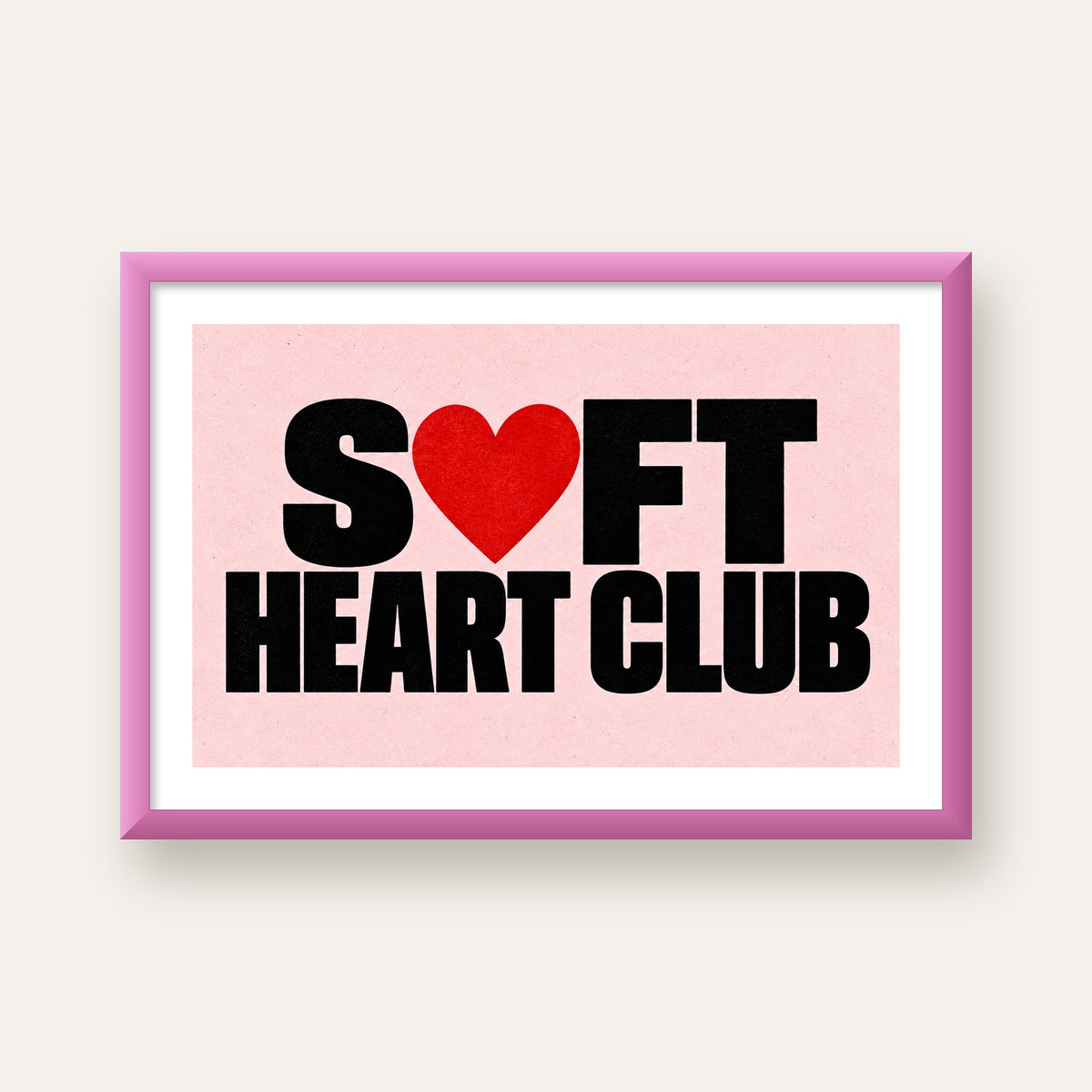 Soft Heart Club Tipografi ve Kalp İllüstrasyonlu Poster — pembe çerçeveli paspartulu