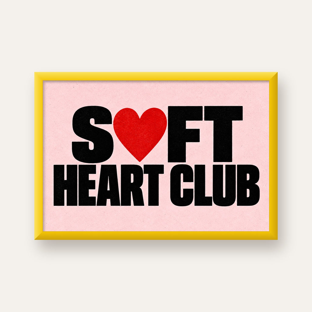 Soft Heart Club Tipografi ve Kalp İllüstrasyonlu Poster — sarı çerçeveli