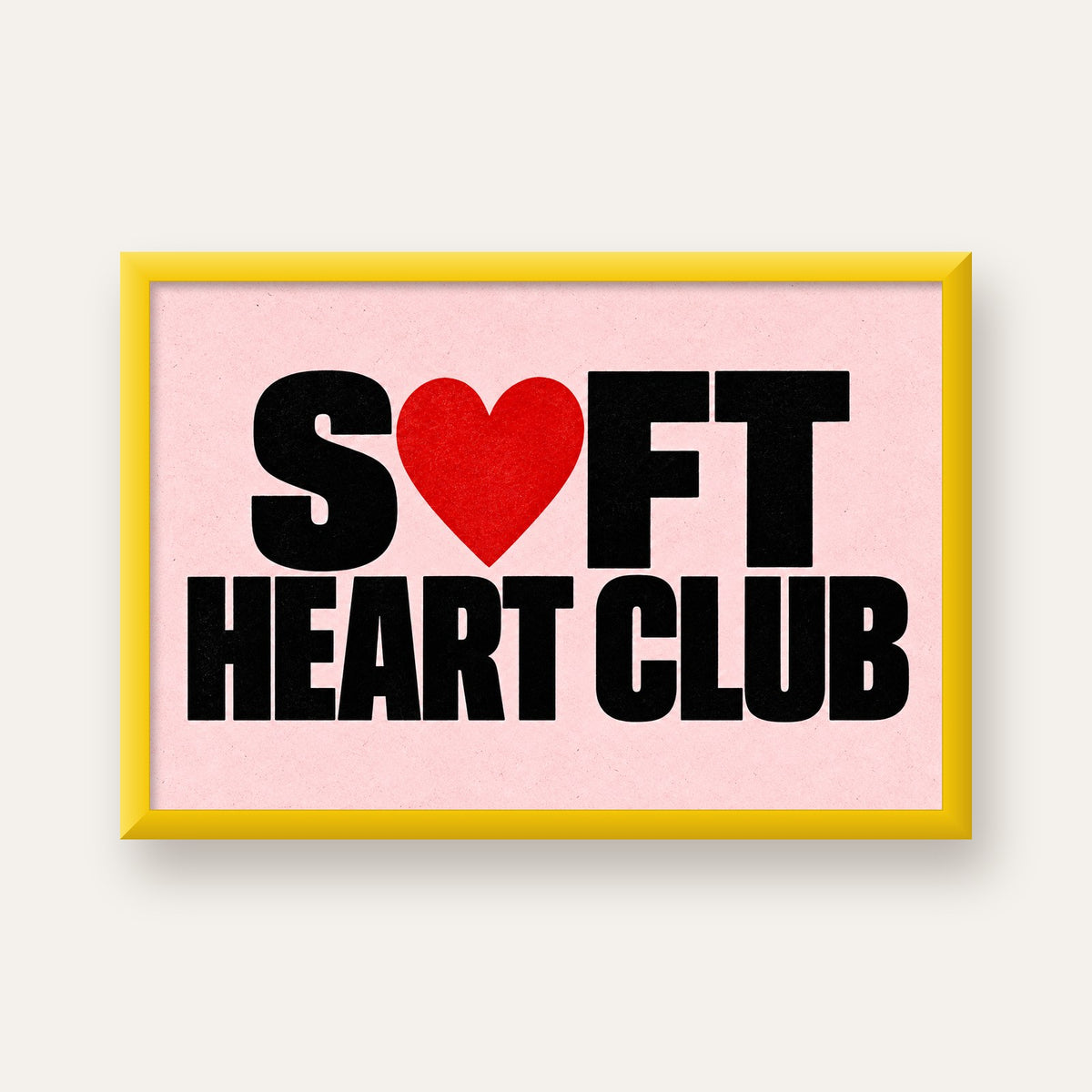 Soft Heart Club Tipografi ve Kalp İllüstrasyonlu Poster — sarı çerçeveli