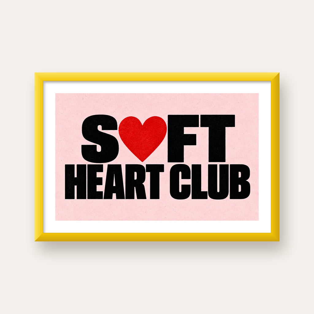 Soft Heart Club Tipografi ve Kalp İllüstrasyonlu Poster — sarı çerçeveli paspartulu