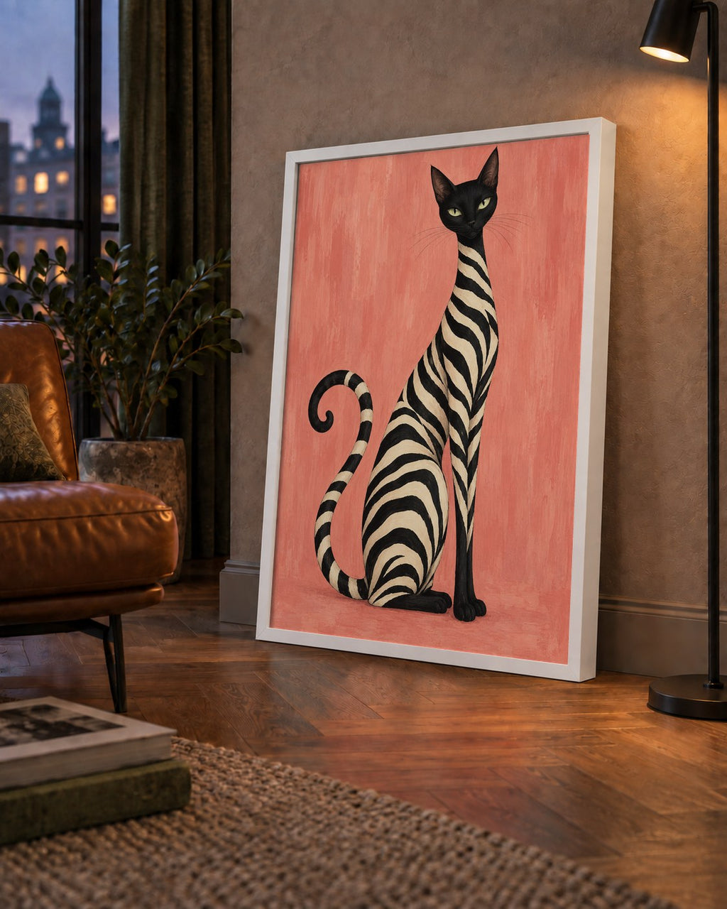Somon Pembe Zebra Desenli Kedi Poster — çerçeveli hâliyle bir ev duvarında