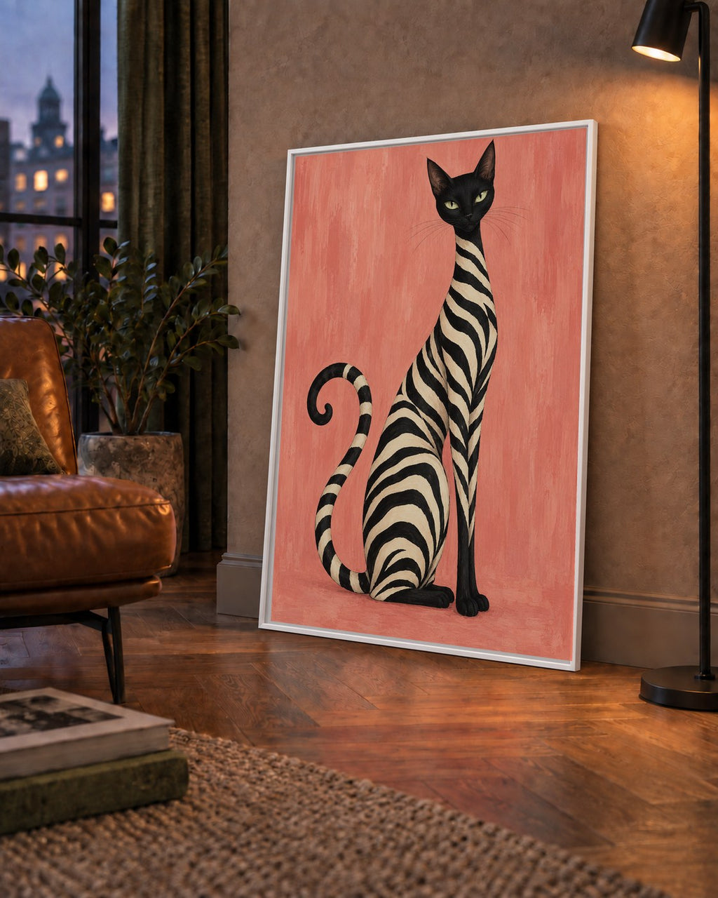 Somon Pembe Zebra Desenli Kedi Poster — çerçeveli hâliyle bir ev duvarında