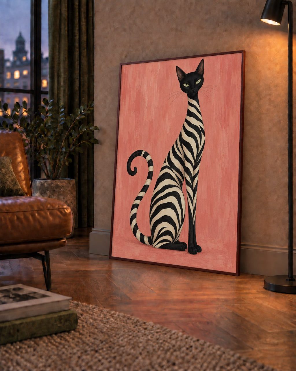 Somon Pembe Zebra Desenli Kedi Poster — çerçeveli hâliyle bir ev duvarında