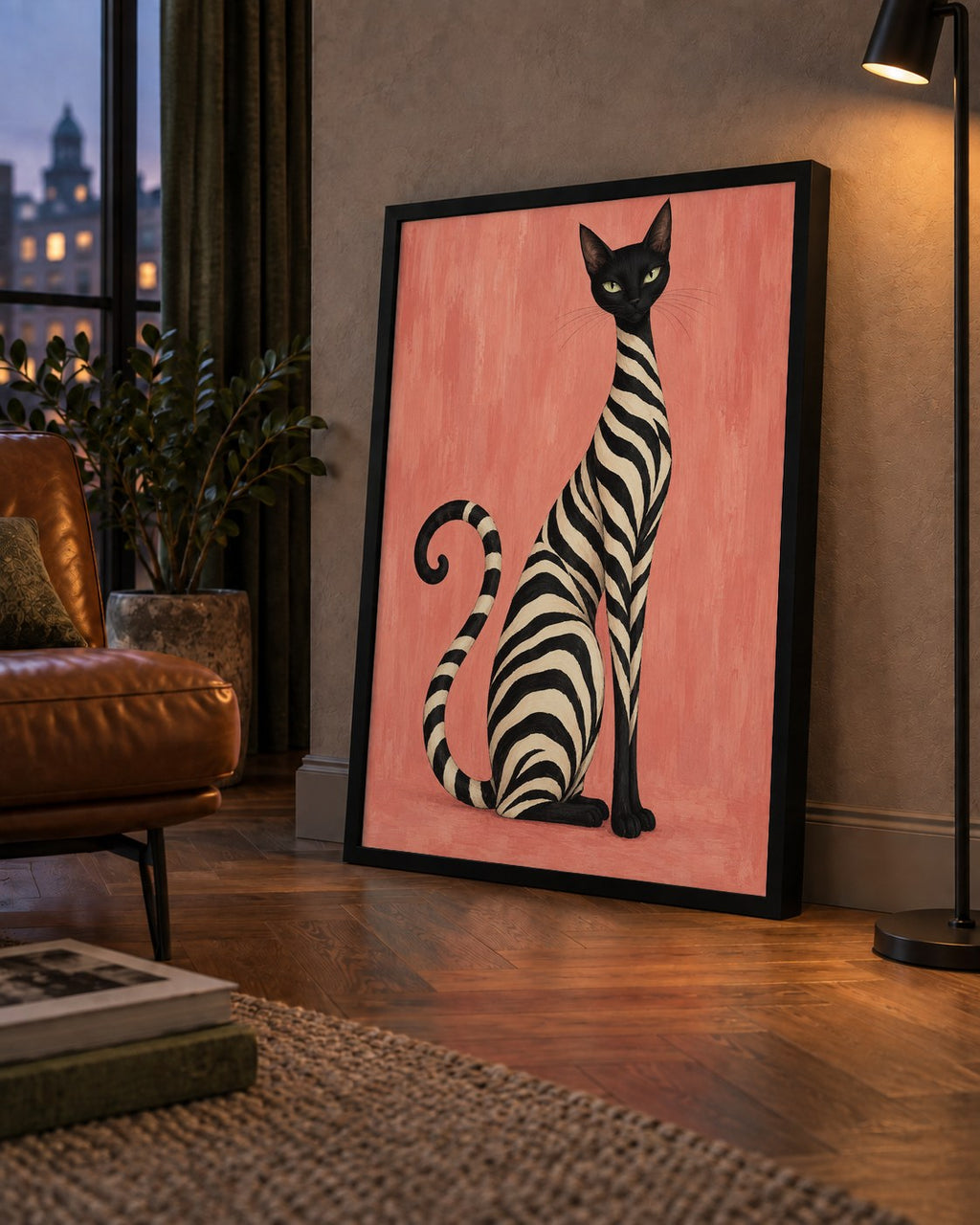 Somon Pembe Zebra Desenli Kedi Poster — çerçeveli hâliyle bir ev duvarında