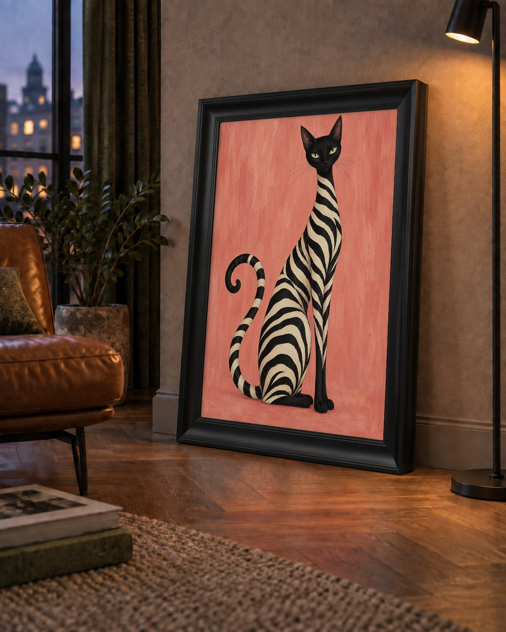 Somon Pembe Zebra Desenli Kedi Poster — çerçeveli hâliyle bir ev duvarında