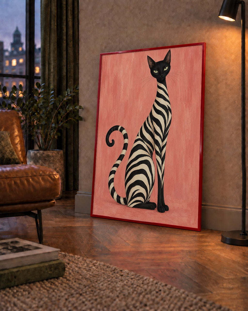 Somon Pembe Zebra Desenli Kedi Poster — çerçeveli hâliyle bir ev duvarında