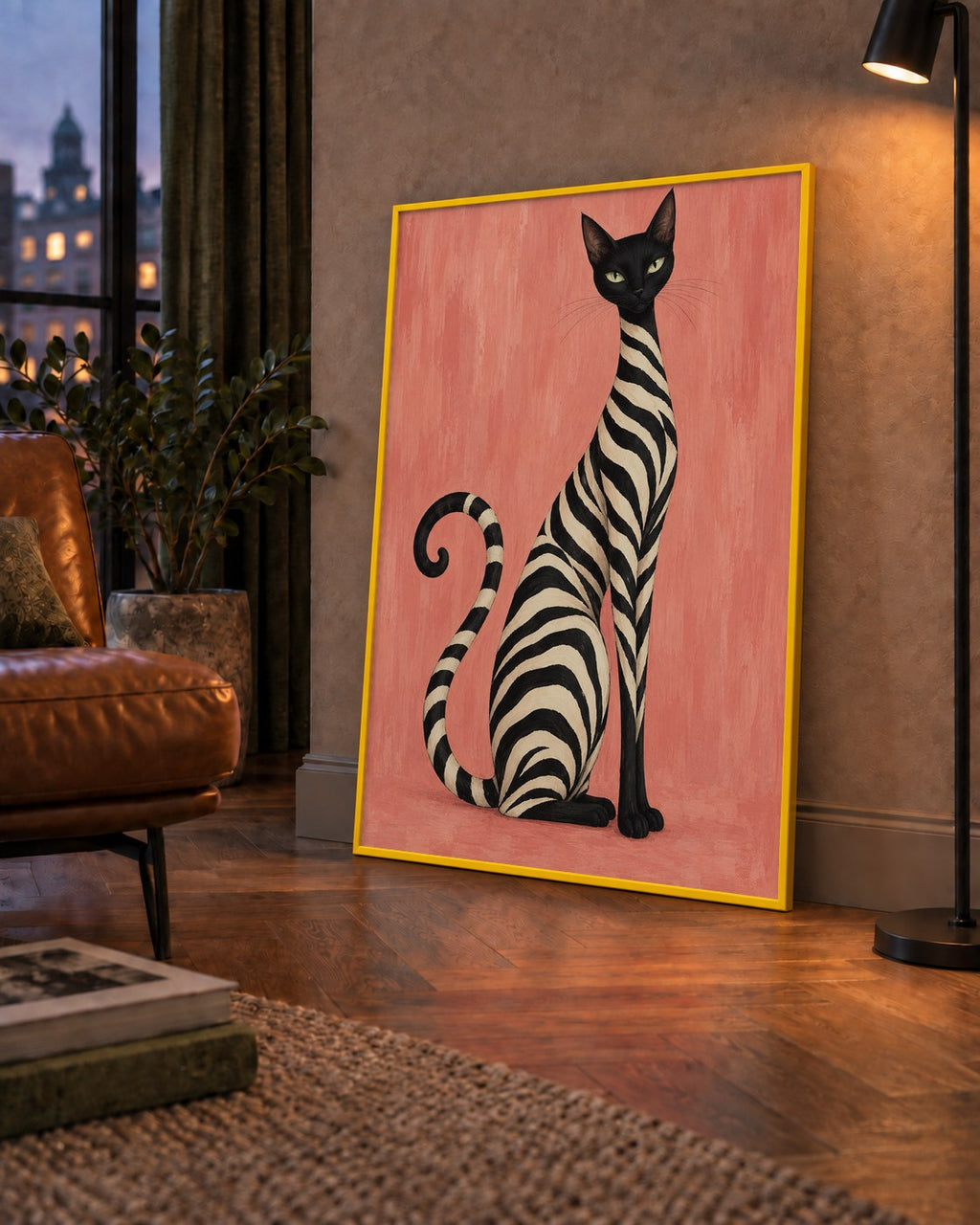 Somon Pembe Zebra Desenli Kedi Poster — çerçeveli hâliyle bir ev duvarında