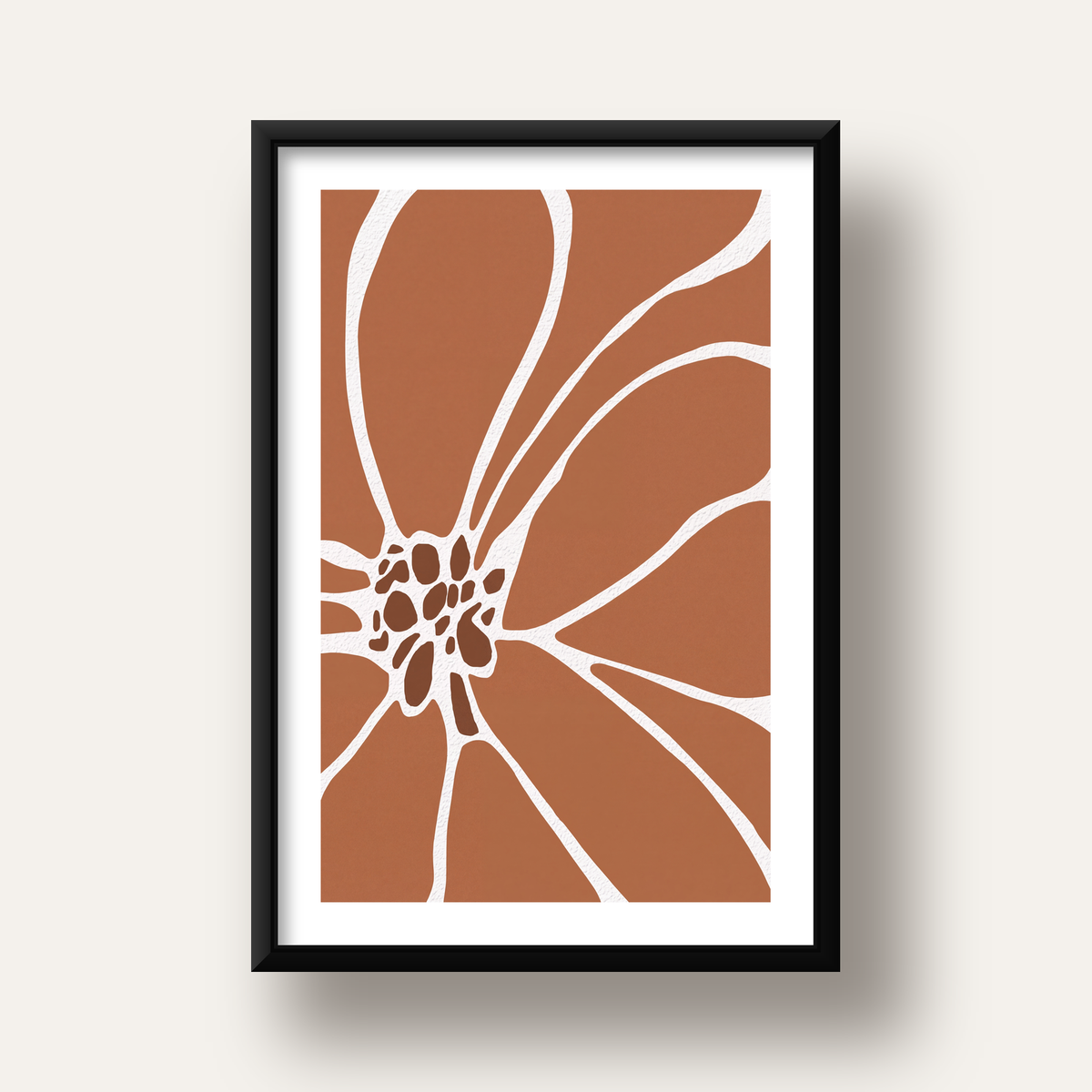 Soyut Çiçek Desenli Minimal Poster – Kahverengi & Beyaz — siyah derin çerçeveli paspartulu