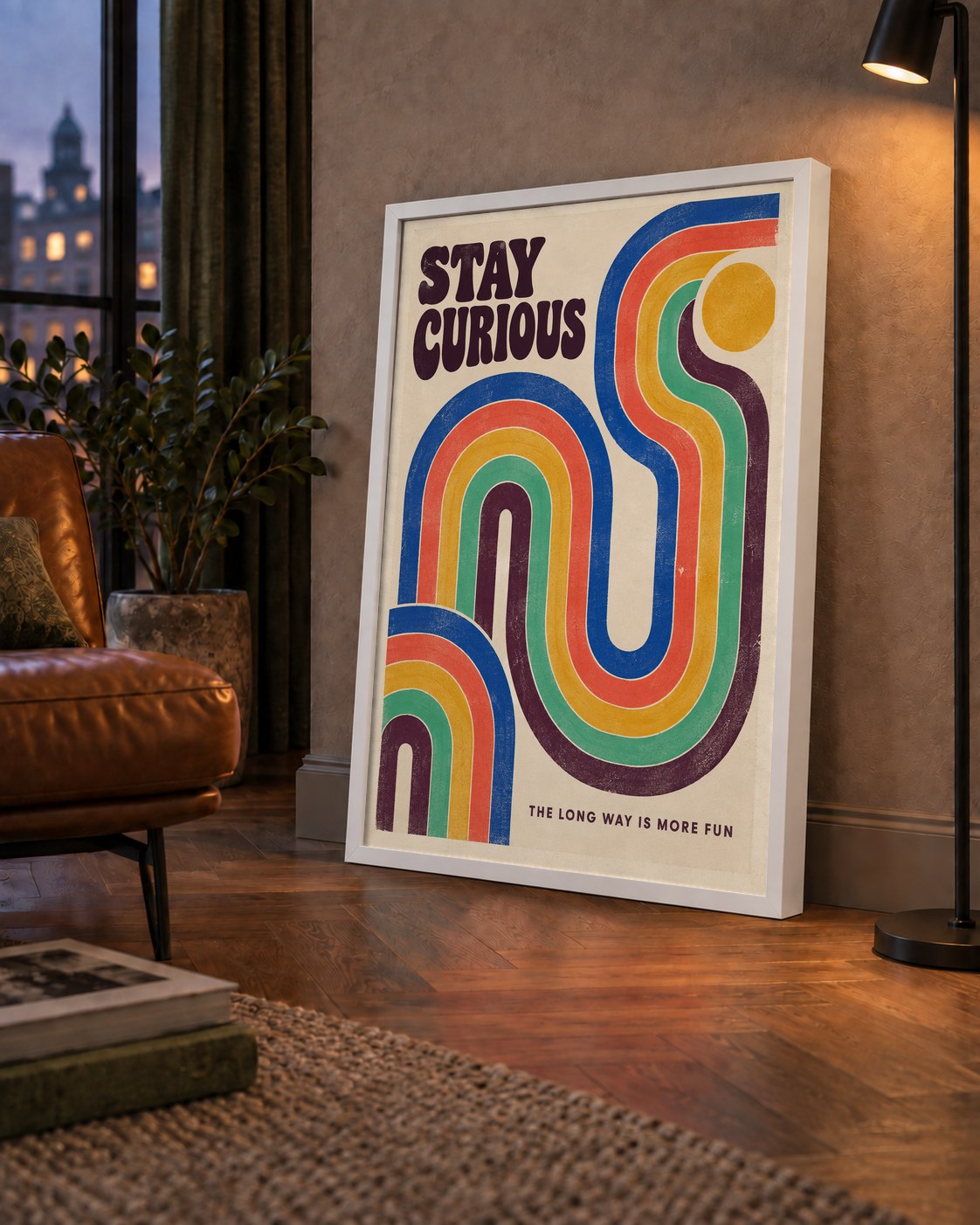 Retro Soyut Desenli Motivasyon Poster: Stay Curious — çerçeveli hâliyle bir ev duvarında