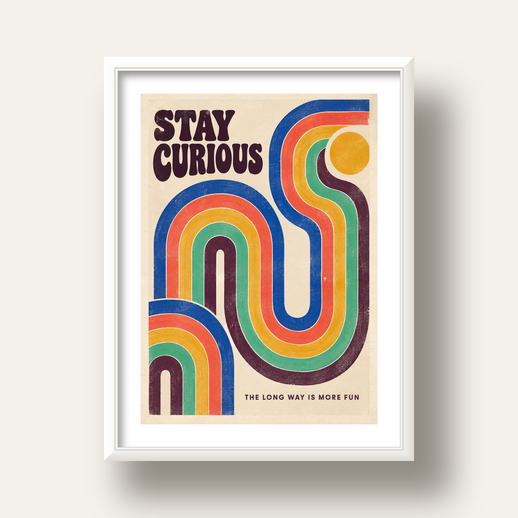 Retro Soyut Desenli Motivasyon Poster: Stay Curious — beyaz derin çerçeveli paspartulu