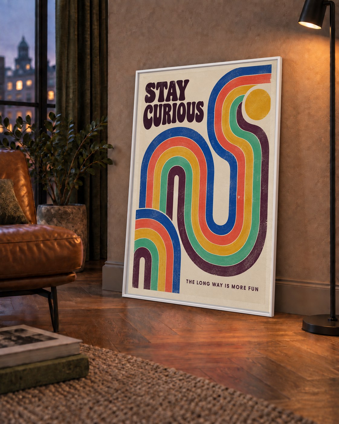 Retro Soyut Desenli Motivasyon Poster: Stay Curious — çerçeveli hâliyle bir ev duvarında