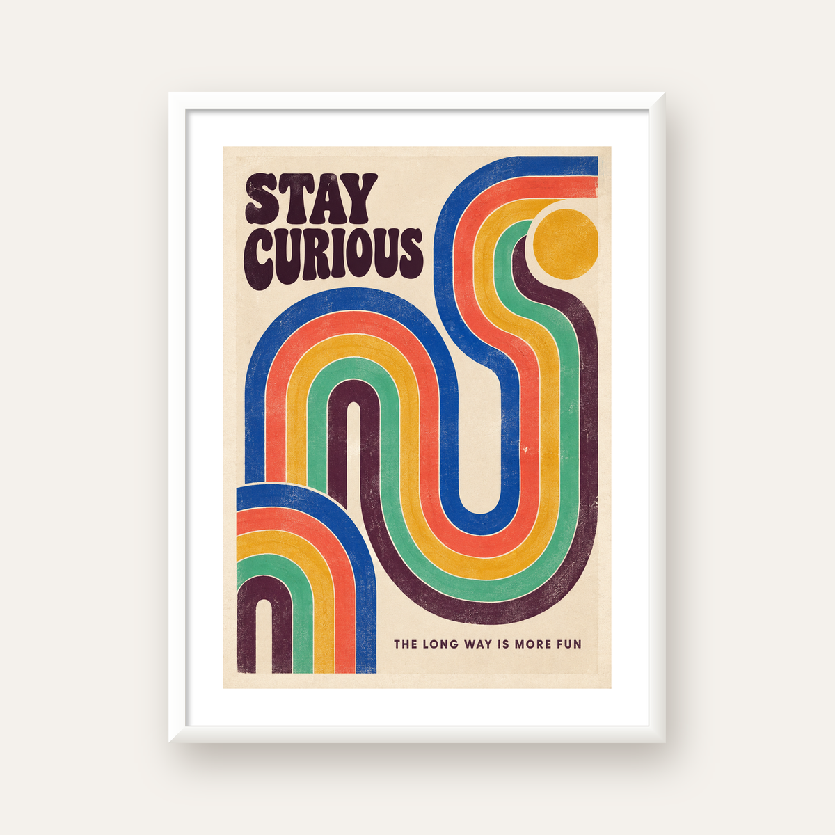 Retro Soyut Desenli Motivasyon Poster: Stay Curious — beyaz çerçeveli dikey poster