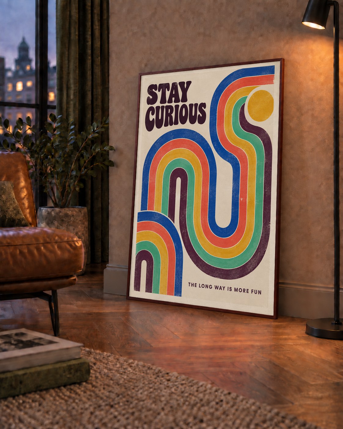 Retro Soyut Desenli Motivasyon Poster: Stay Curious — çerçeveli hâliyle bir ev duvarında