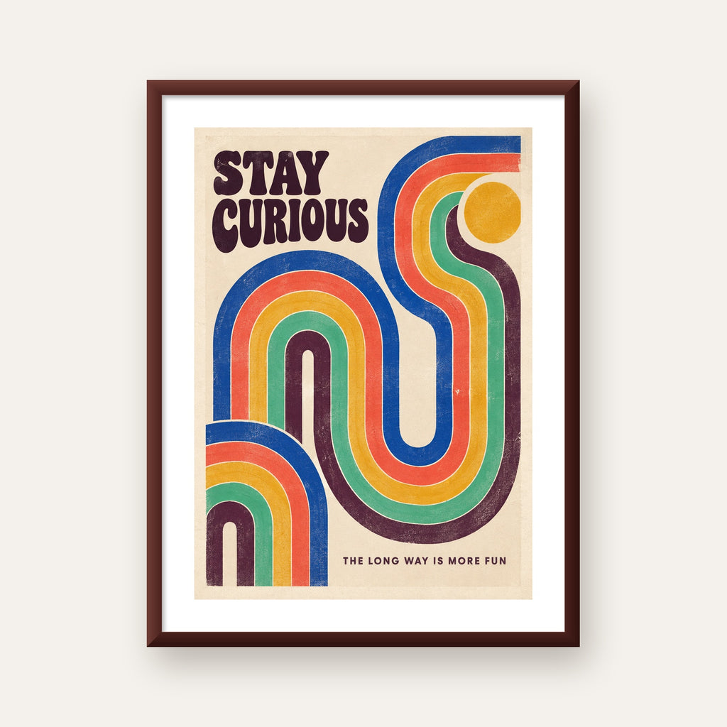 Retro Soyut Desenli Motivasyon Poster: Stay Curious — ceviz çerçeveli paspartulu