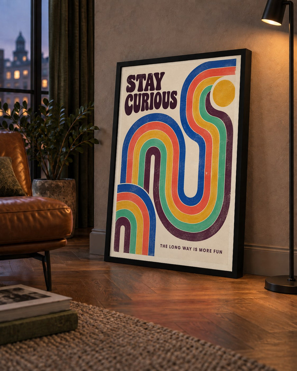 Retro Soyut Desenli Motivasyon Poster: Stay Curious — çerçeveli hâliyle bir ev duvarında