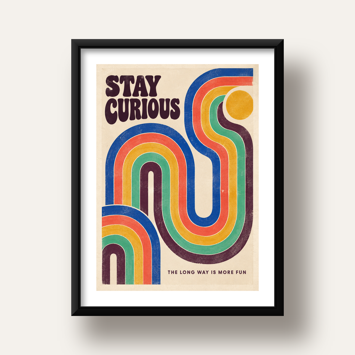 Retro Soyut Desenli Motivasyon Poster: Stay Curious — siyah derin çerçeveli paspartulu