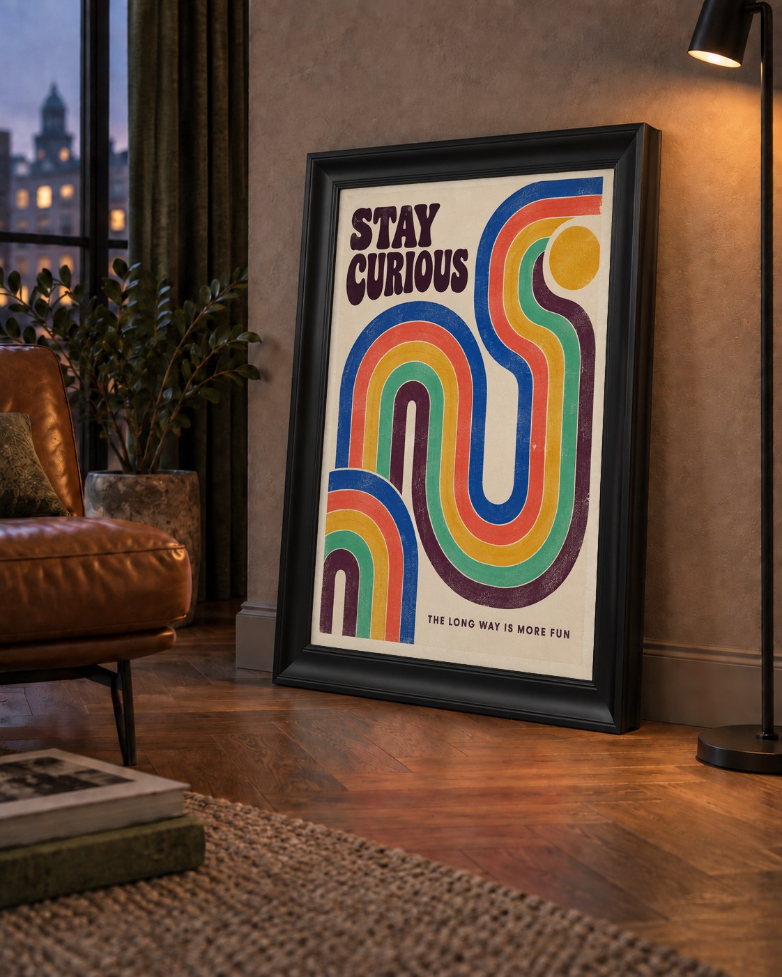 Retro Soyut Desenli Motivasyon Poster: Stay Curious — çerçeveli hâliyle bir ev duvarında