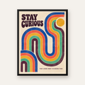 Retro Soyut Desenli Motivasyon Poster: Stay Curious — Dikey baskı, düz siyah çerçeveli duvar posteri