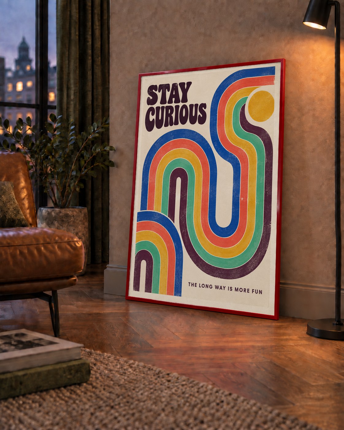 Retro Soyut Desenli Motivasyon Poster: Stay Curious — çerçeveli hâliyle bir ev duvarında