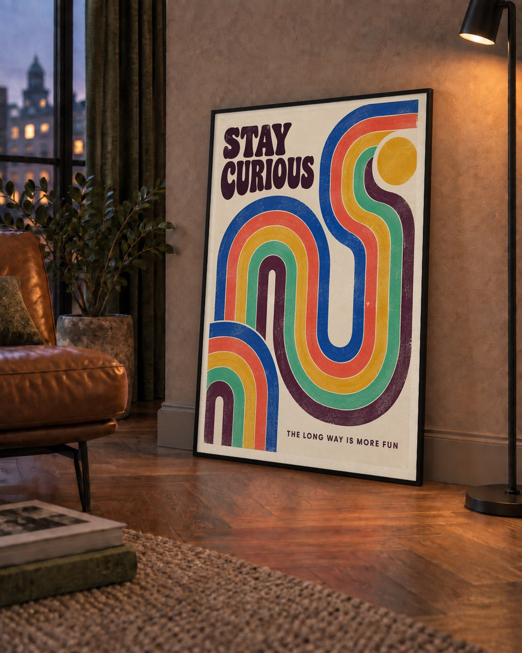 Retro Soyut Desenli Motivasyon Poster: Stay Curious — çerçeveli hâliyle bir ev duvarında