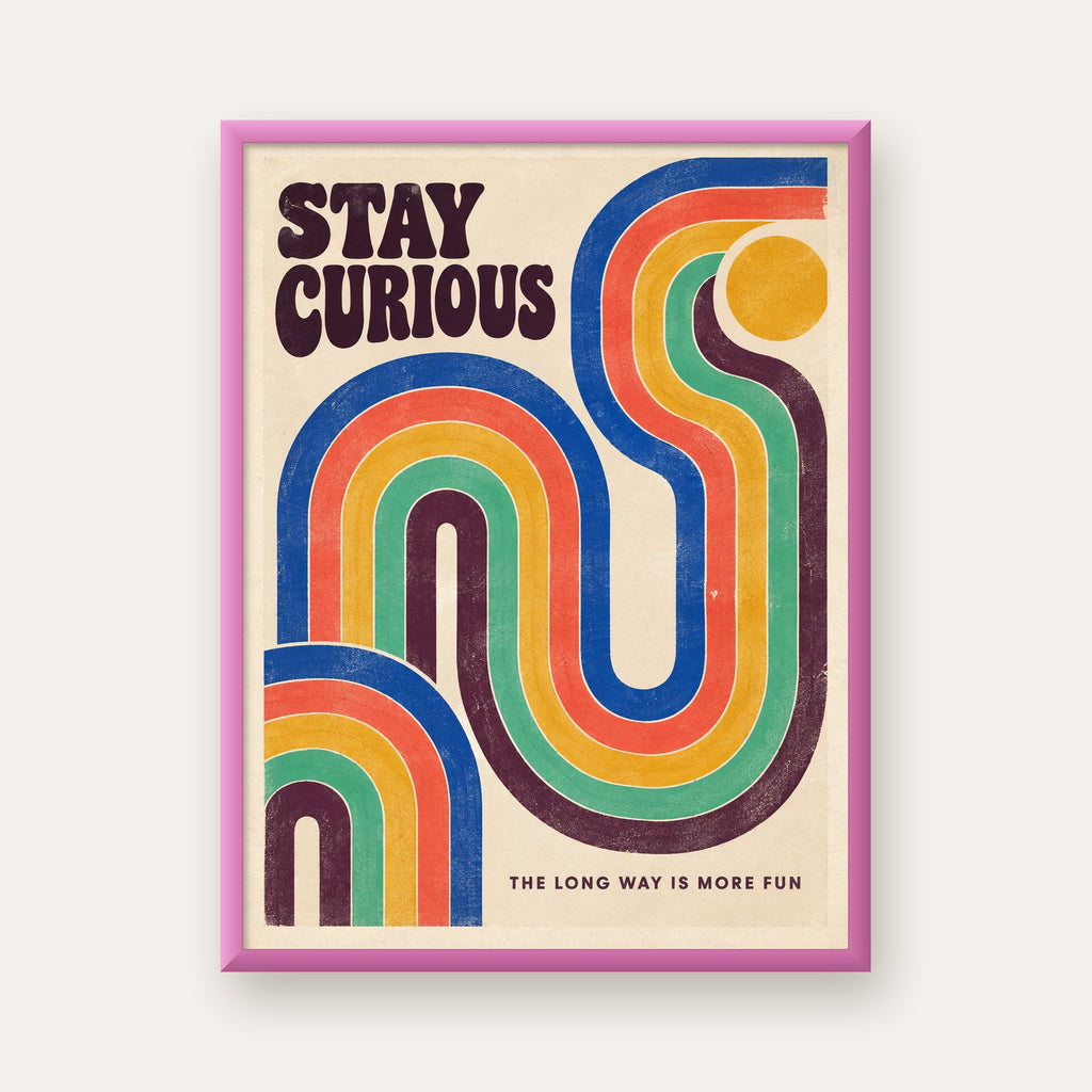 Retro Soyut Desenli Motivasyon Poster: Stay Curious — pembe çerçeveli
