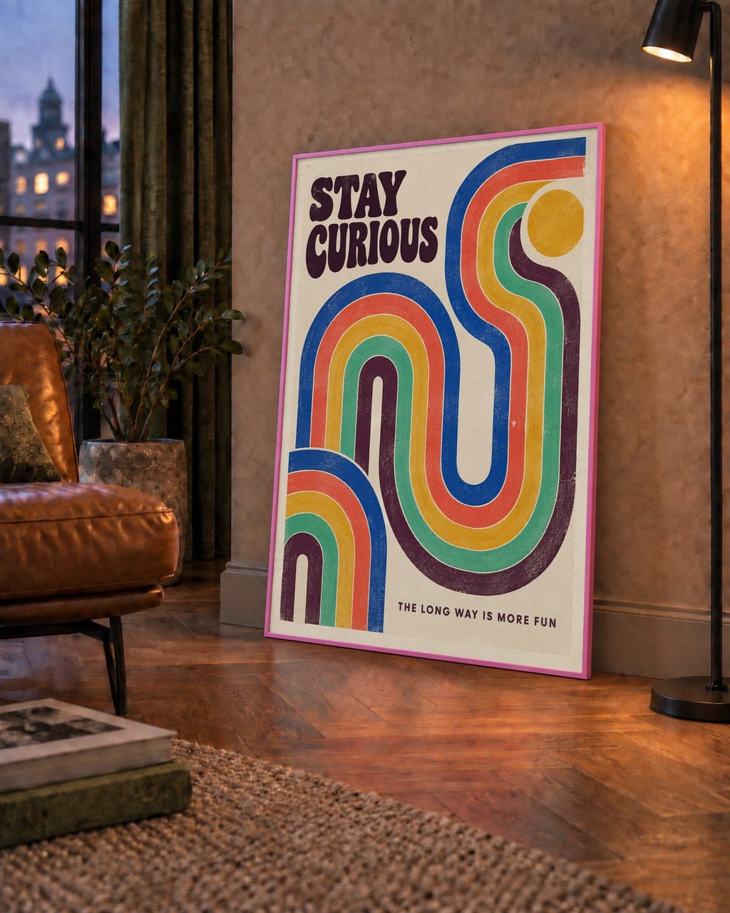 Retro Soyut Desenli Motivasyon Poster: Stay Curious — çerçeveli hâliyle bir ev duvarında