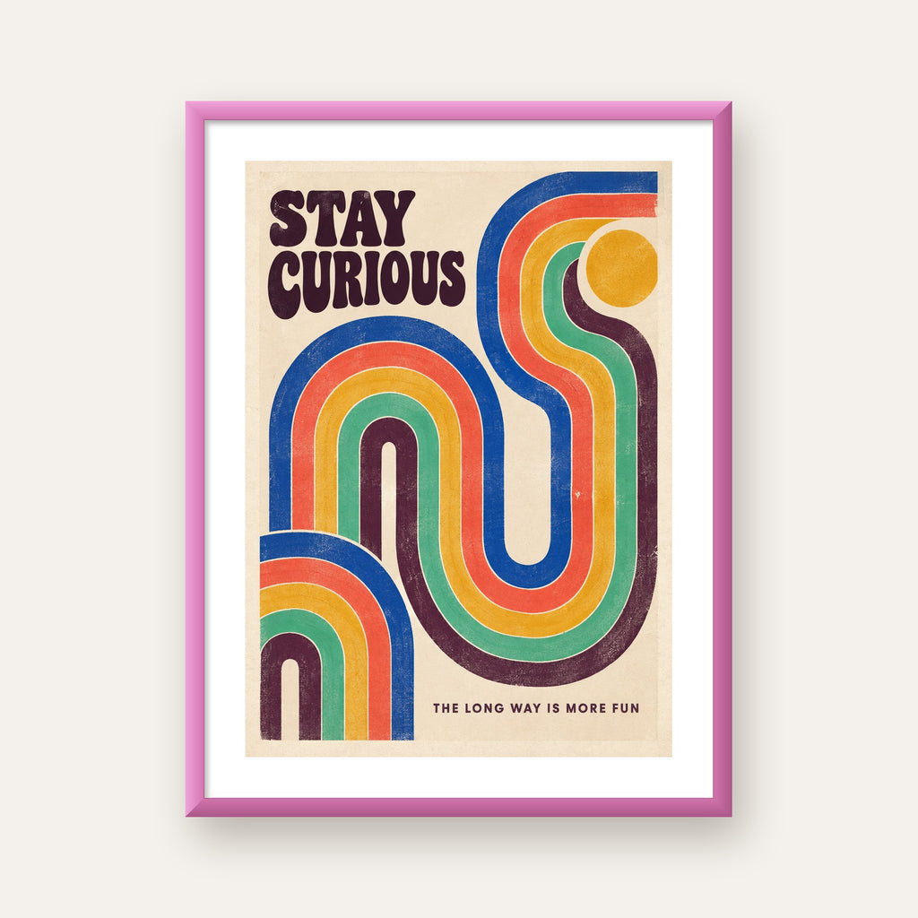 Retro Soyut Desenli Motivasyon Poster: Stay Curious — pembe çerçeveli paspartulu