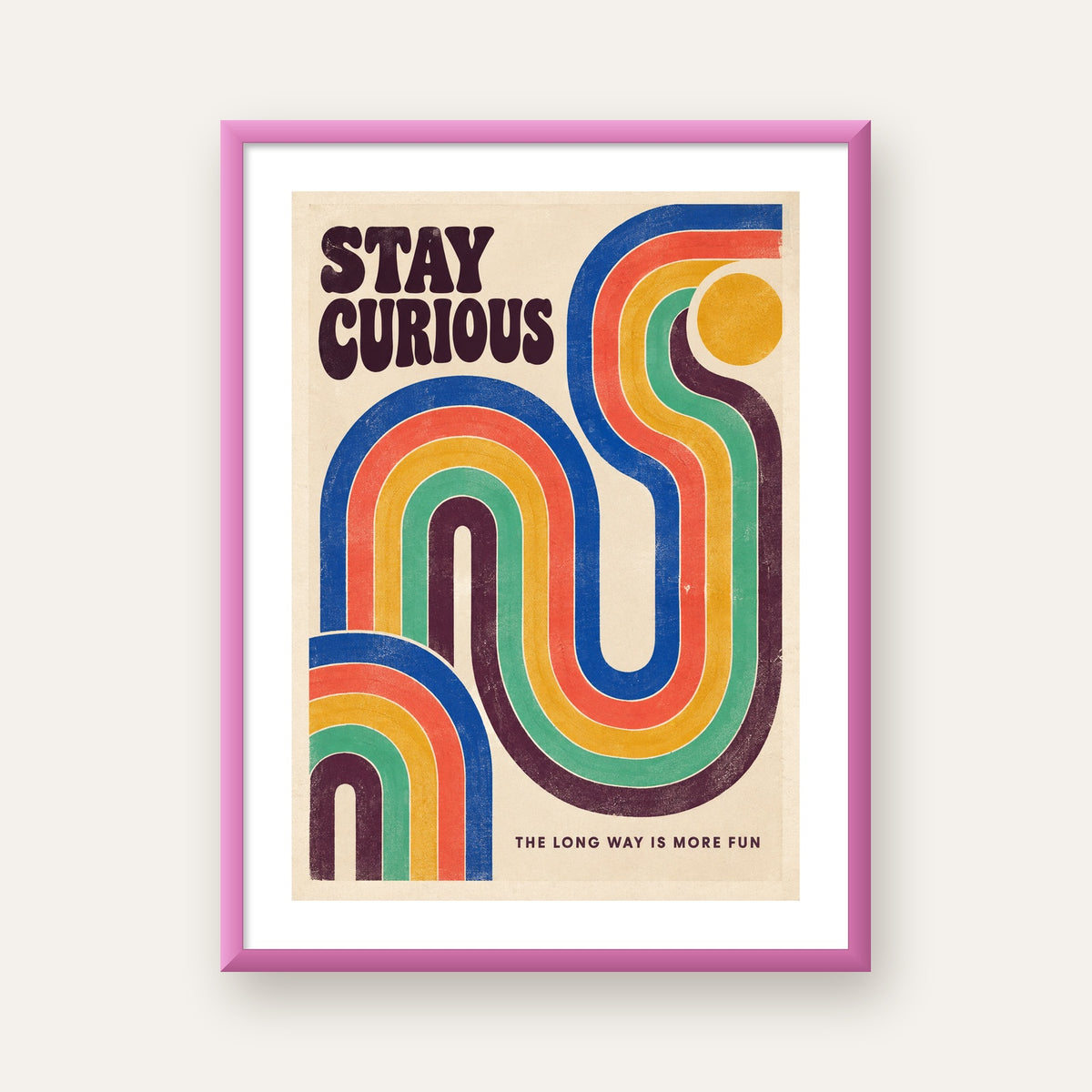 Retro Soyut Desenli Motivasyon Poster: Stay Curious — pembe çerçeveli paspartulu