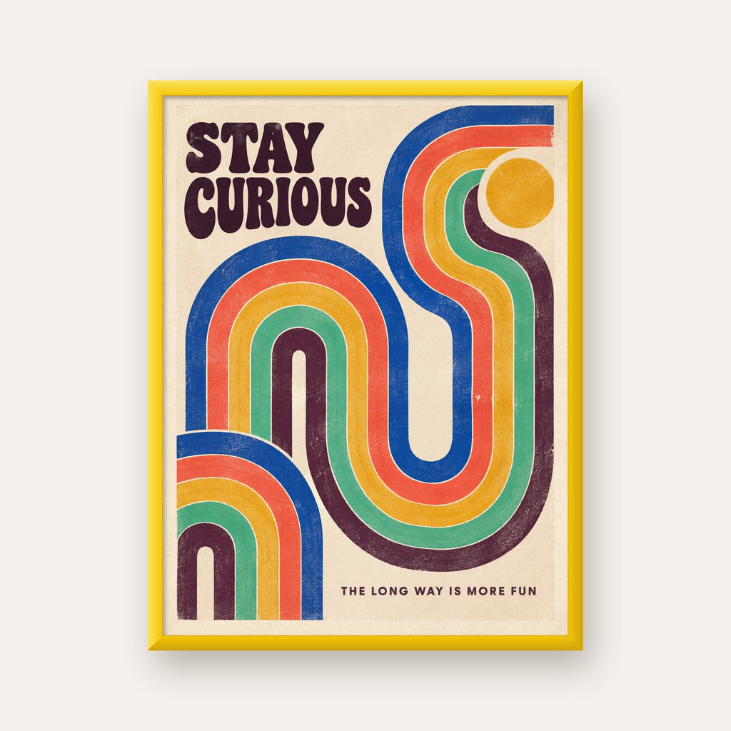 Retro Soyut Desenli Motivasyon Poster: Stay Curious — sarı çerçeveli