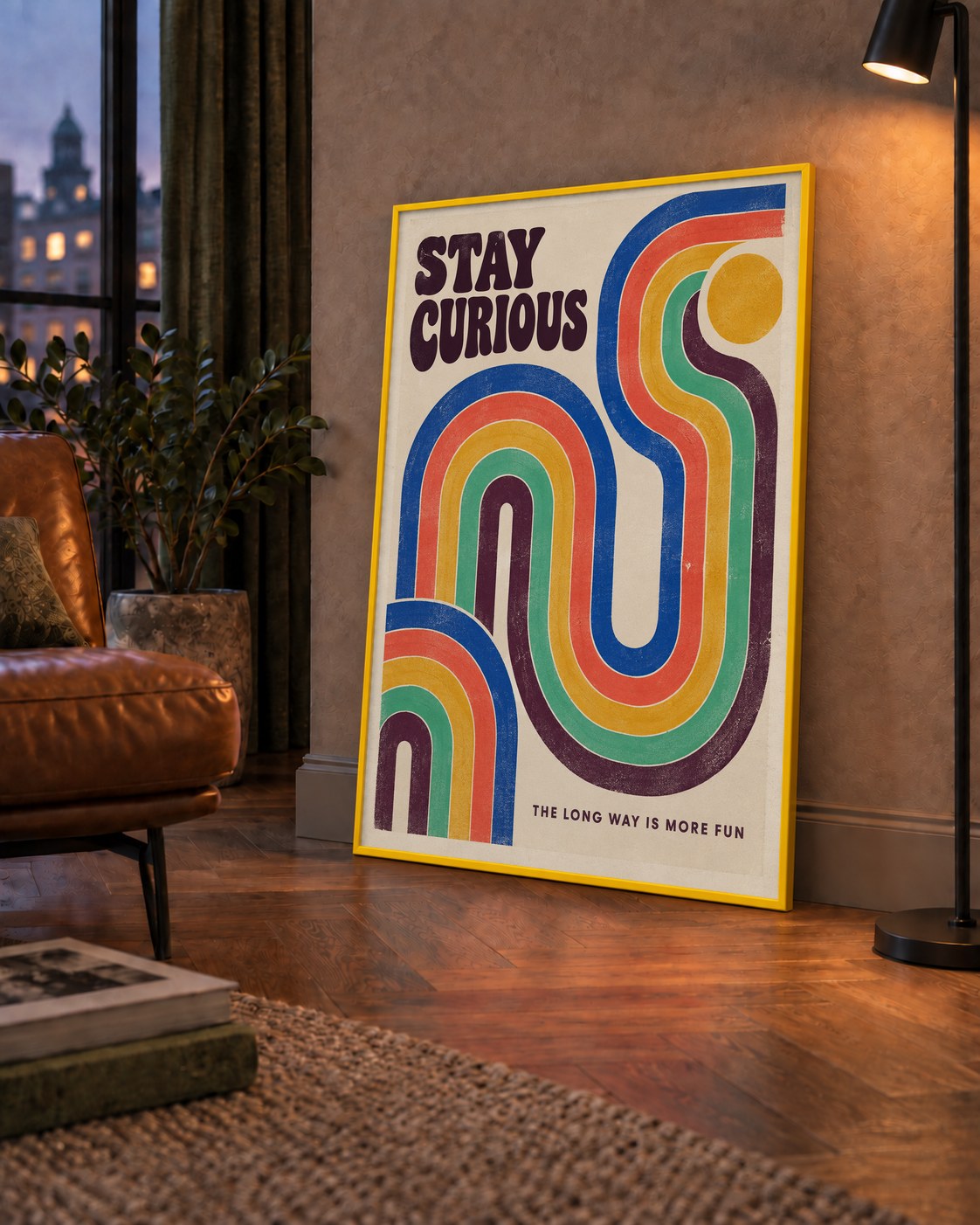 Retro Soyut Desenli Motivasyon Poster: Stay Curious — çerçeveli hâliyle bir ev duvarında