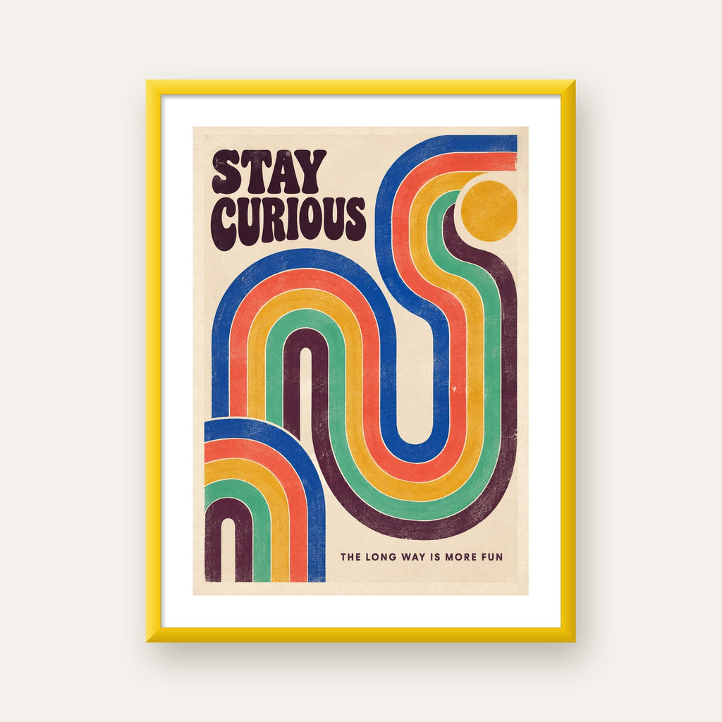 Retro Soyut Desenli Motivasyon Poster: Stay Curious — sarı çerçeveli paspartulu