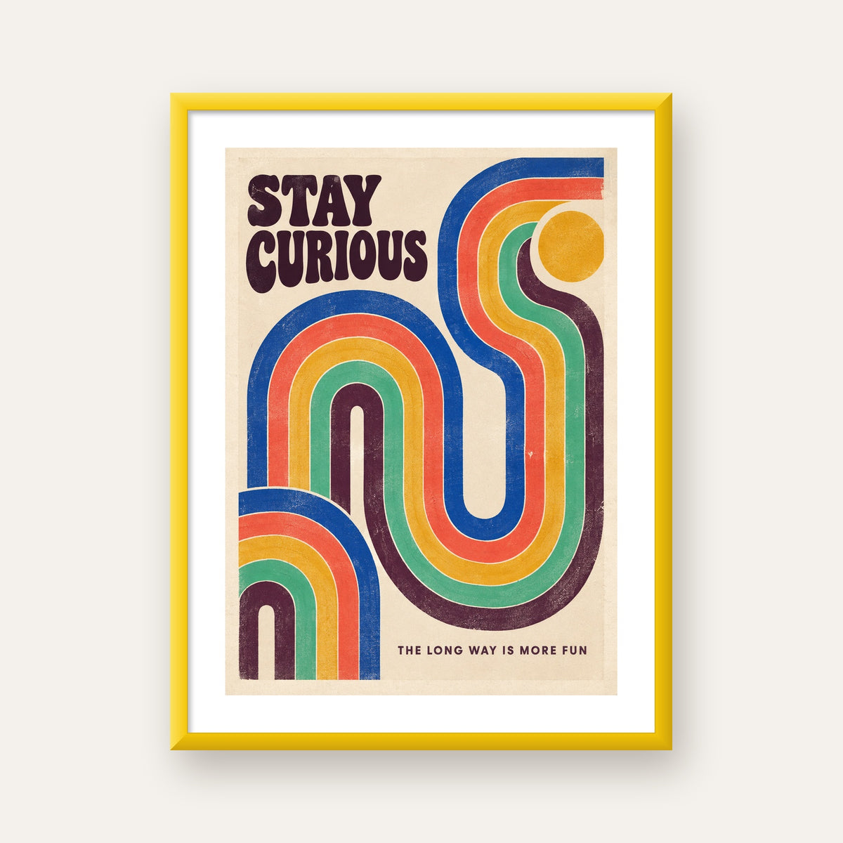 Retro Soyut Desenli Motivasyon Poster: Stay Curious — sarı çerçeveli paspartulu