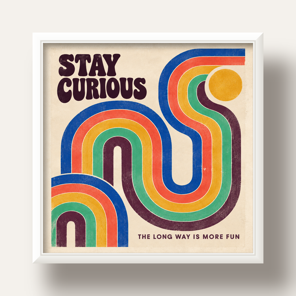 Retro Soyut Desenli Motivasyon Poster: Stay Curious — beyaz derin çerçeveli