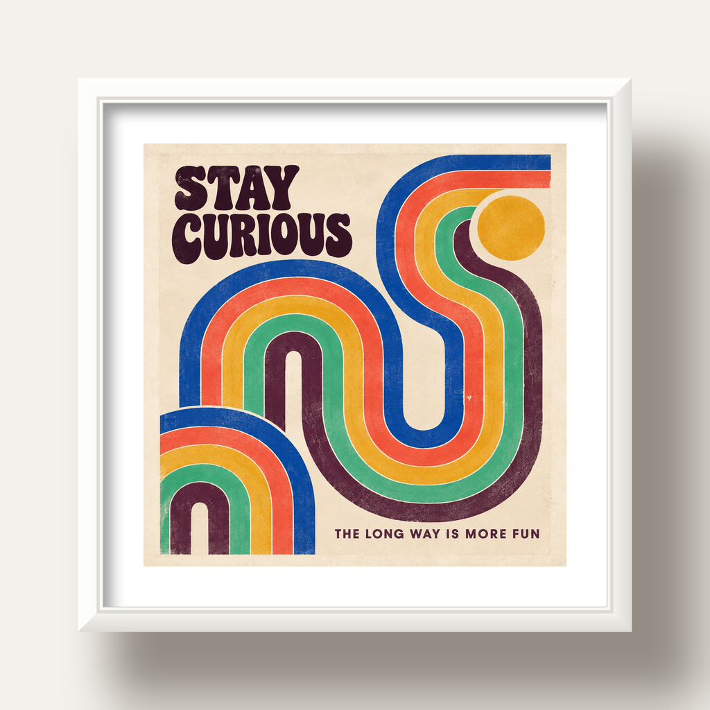 Retro Soyut Desenli Motivasyon Poster: Stay Curious — beyaz derin çerçeveli paspartulu
