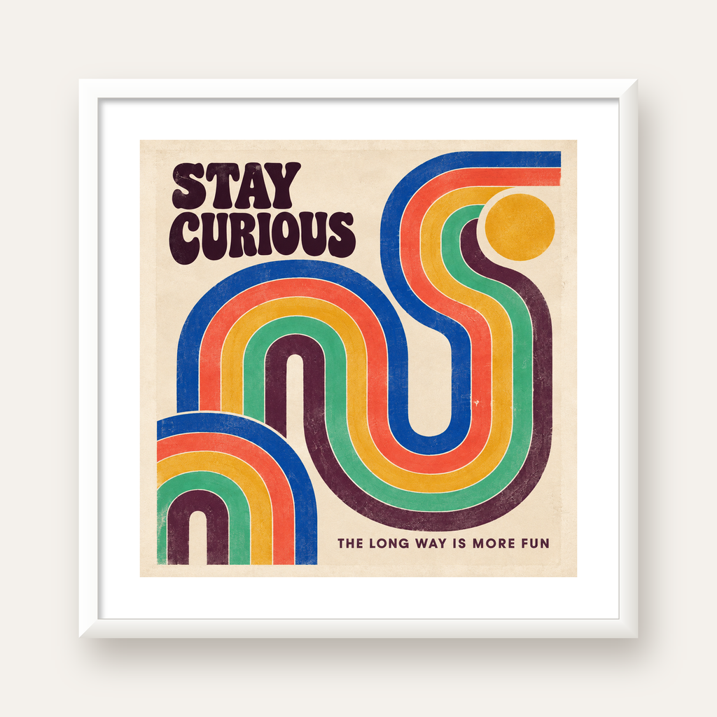 Retro Soyut Desenli Motivasyon Poster: Stay Curious — beyaz çerçeveli kare poster