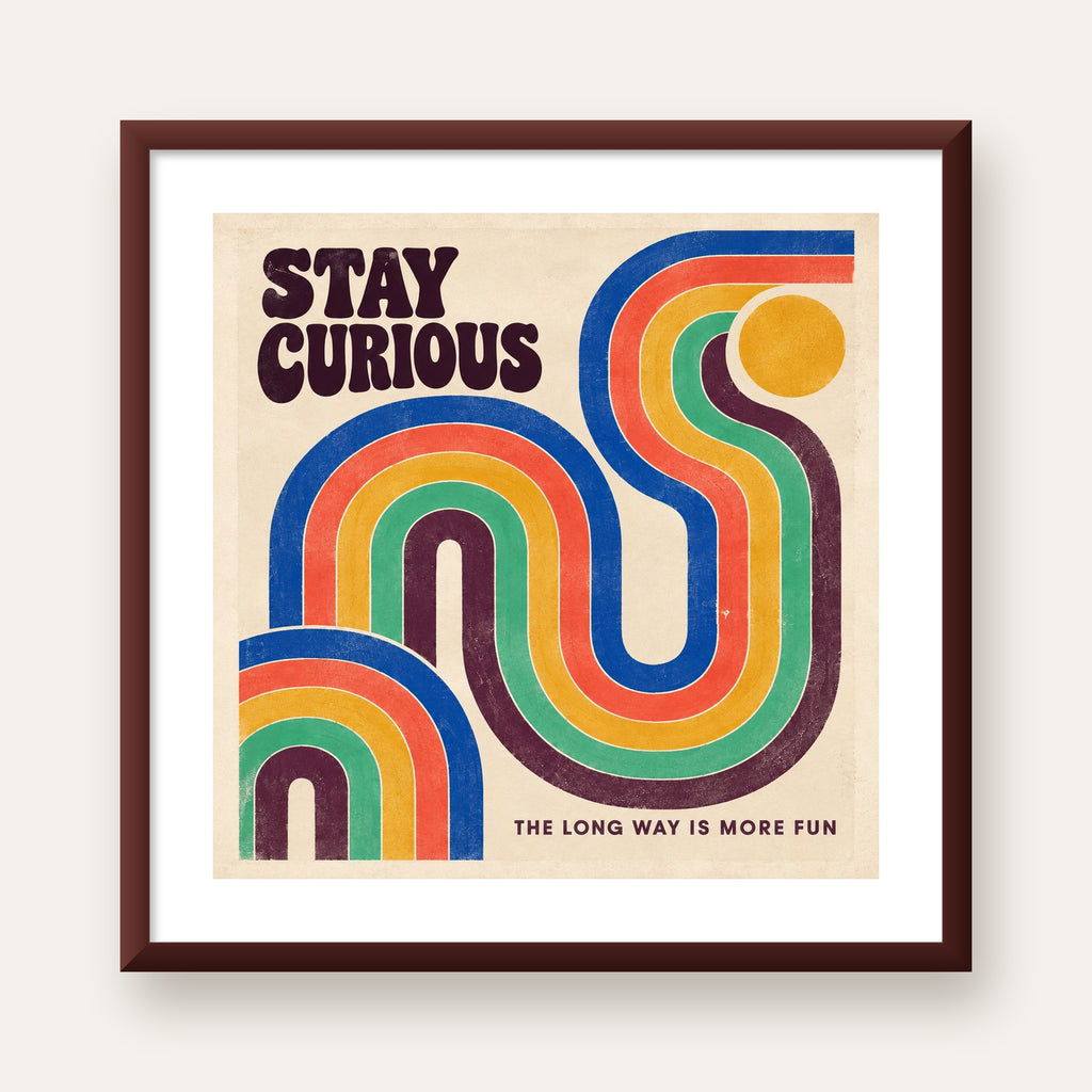 Retro Soyut Desenli Motivasyon Poster: Stay Curious — ceviz çerçeveli paspartulu