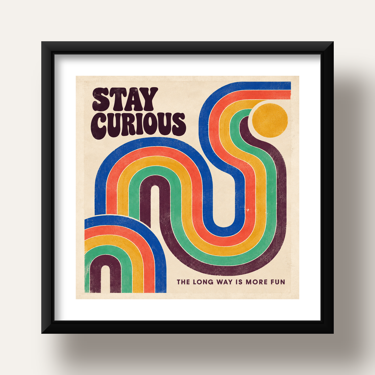 Retro Soyut Desenli Motivasyon Poster: Stay Curious — siyah derin çerçeveli paspartulu