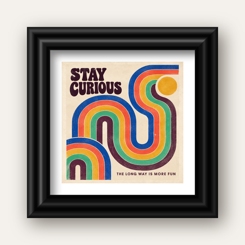 Retro Soyut Desenli Motivasyon Poster: Stay Curious — siyah galeri çerçeveli paspartulu