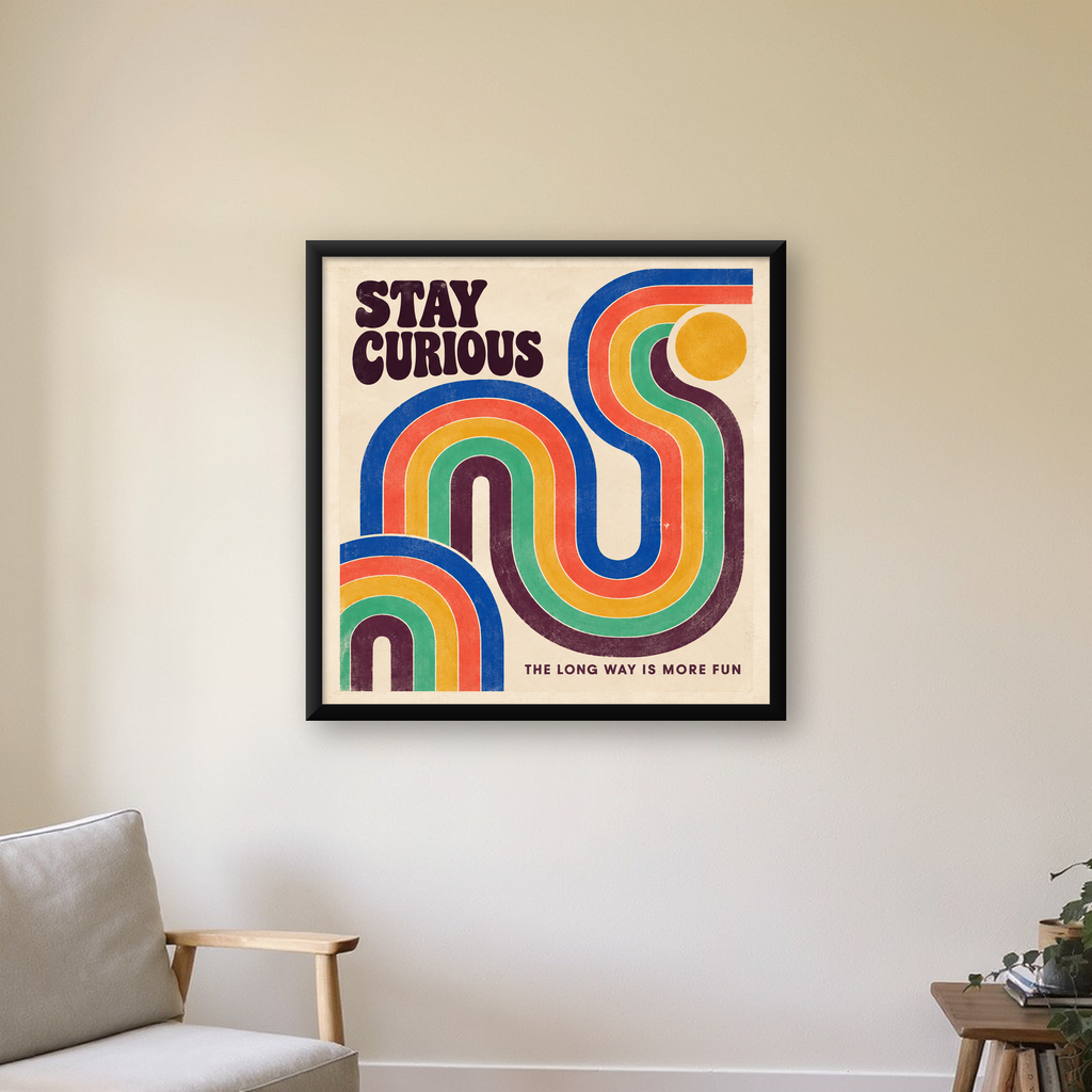 Retro Soyut Desenli Motivasyon Poster: Stay Curious — Kare baskı, çerçeveli hâliyle bir ev duvarında