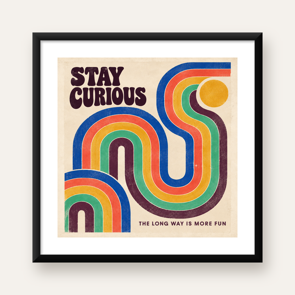 Retro Soyut Desenli Motivasyon Poster: Stay Curious — Kare baskı, beyaz paspartulu