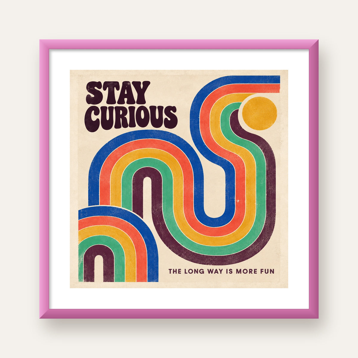 Retro Soyut Desenli Motivasyon Poster: Stay Curious — pembe çerçeveli paspartulu