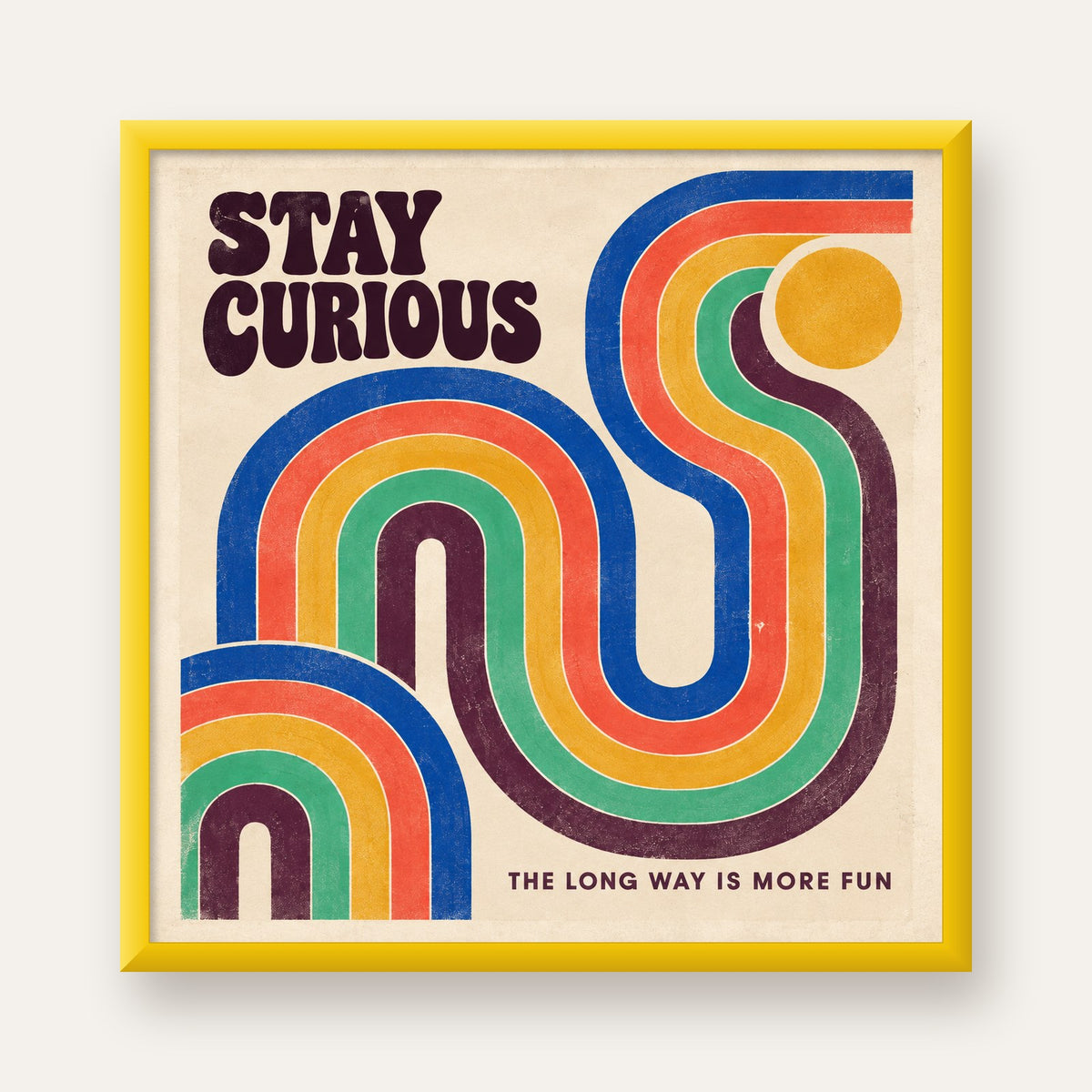 Retro Soyut Desenli Motivasyon Poster: Stay Curious — sarı çerçeveli