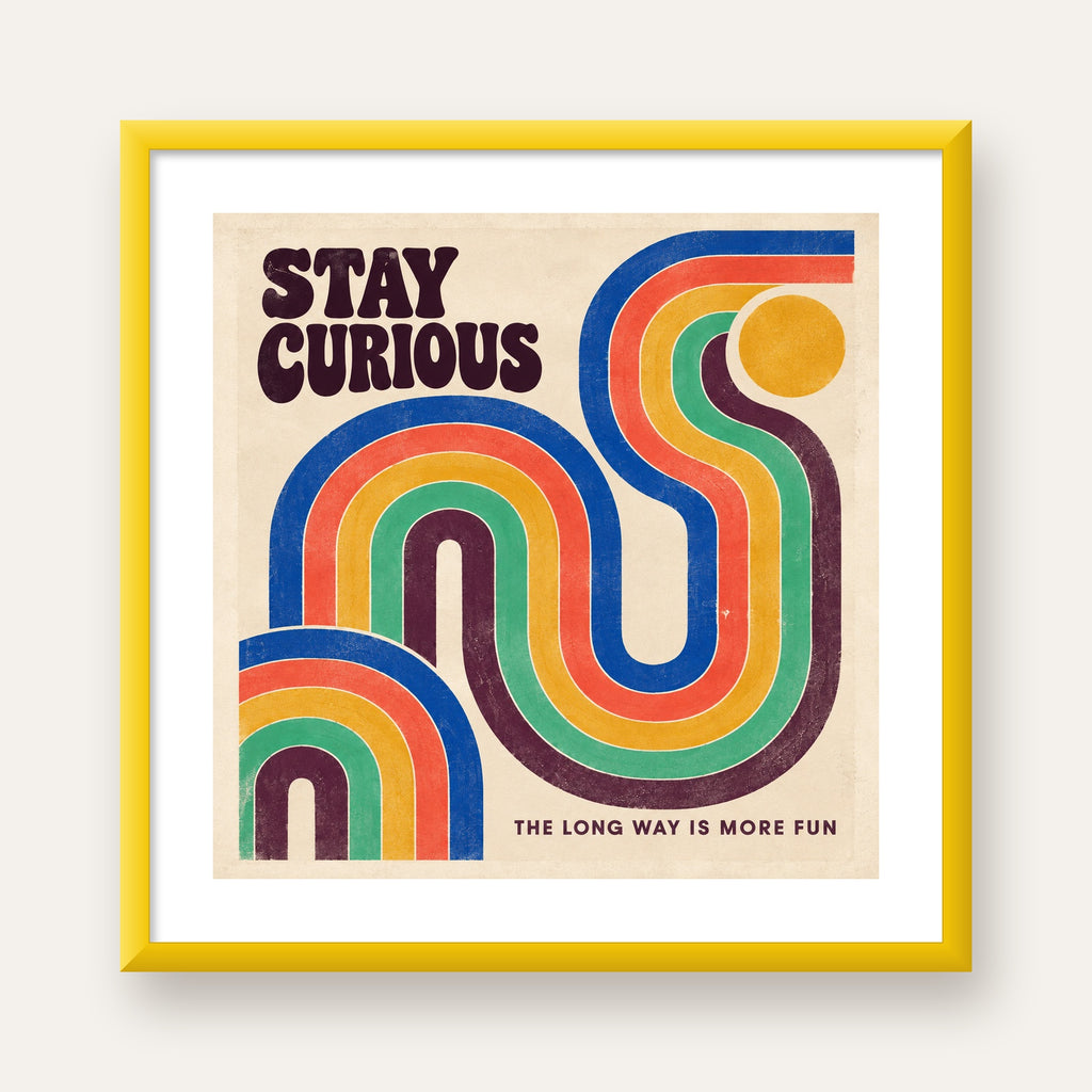 Retro Soyut Desenli Motivasyon Poster: Stay Curious — sarı çerçeveli paspartulu